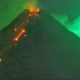 Fenomen unic surprins pe camere. O minge de foc verde a intrat în atmosfera Pământului fix în momentul erupției unui vulcan