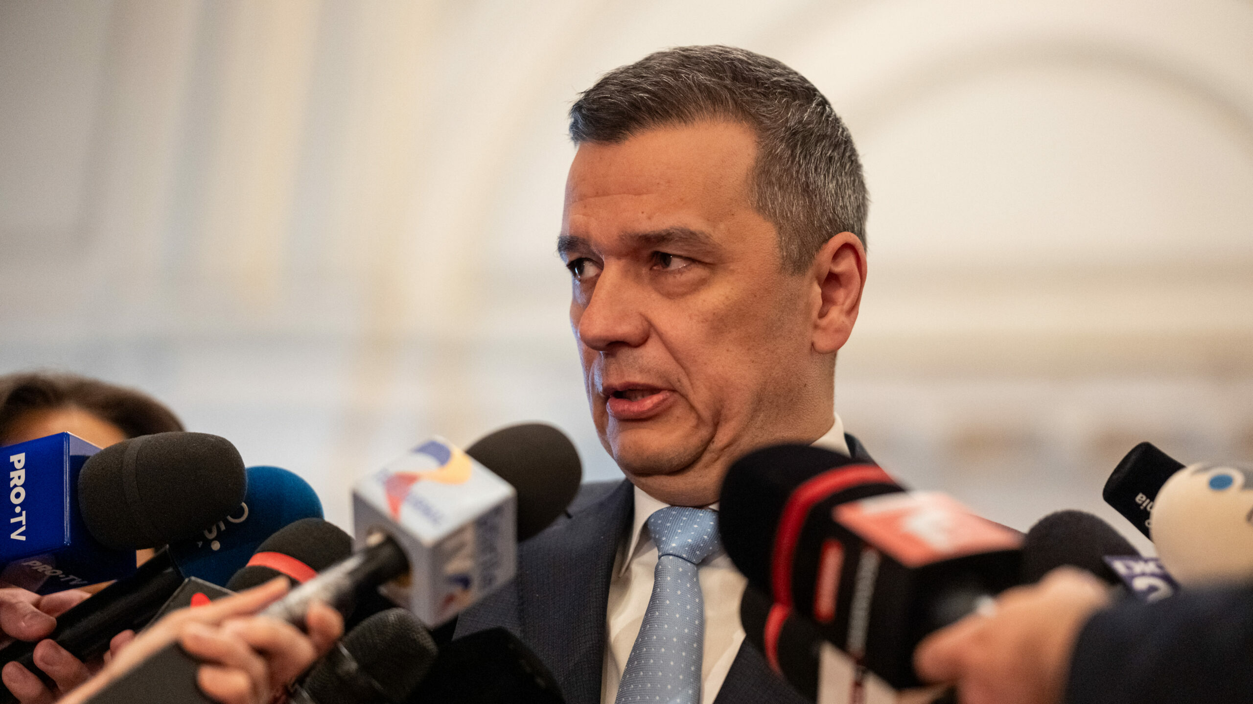 Grindeanu ironizează PNL: “Mandatul lui Ilie Bolojan a încetat, oricât ar încerca unii să-l țină în geam cum se zice