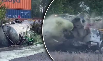Momentul în care un tren de marfă s-a izbit de un camion. Încărcătura din camion s-a împrăștiat peste tot
