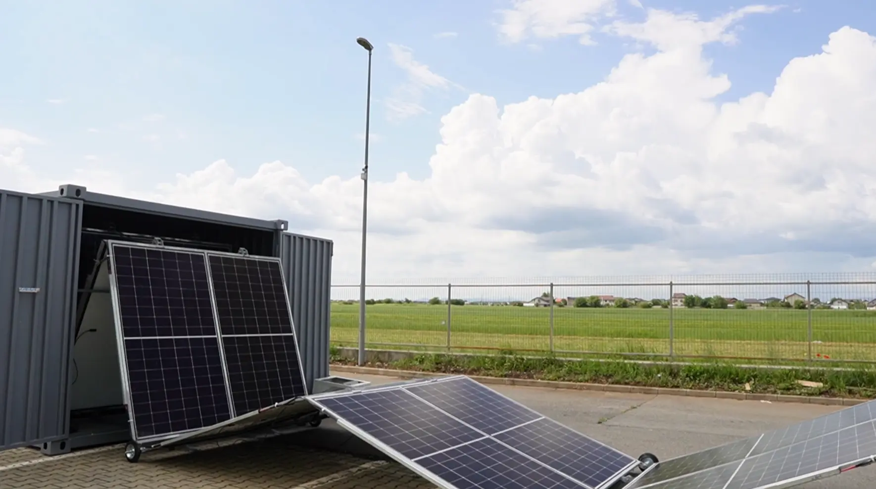 UZINEX livrează prima centrală fotovoltaică mobilă din România către ARS INDUSTRIAL | Comunicat de presă