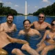 Trump agită din nou apele, cu o imagine AI cu el și membri ai Cabinetului în bazinul simbolic de la Lincoln Memorial, vandalizat în aceeași zi