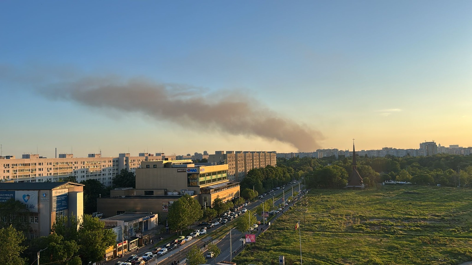 Un incendiu puternic a izbucnit la un depozit de cauciucuri din Bragadiru. A fost transmis mesaj RO-Alert pentru că sunt degajări mari de fum