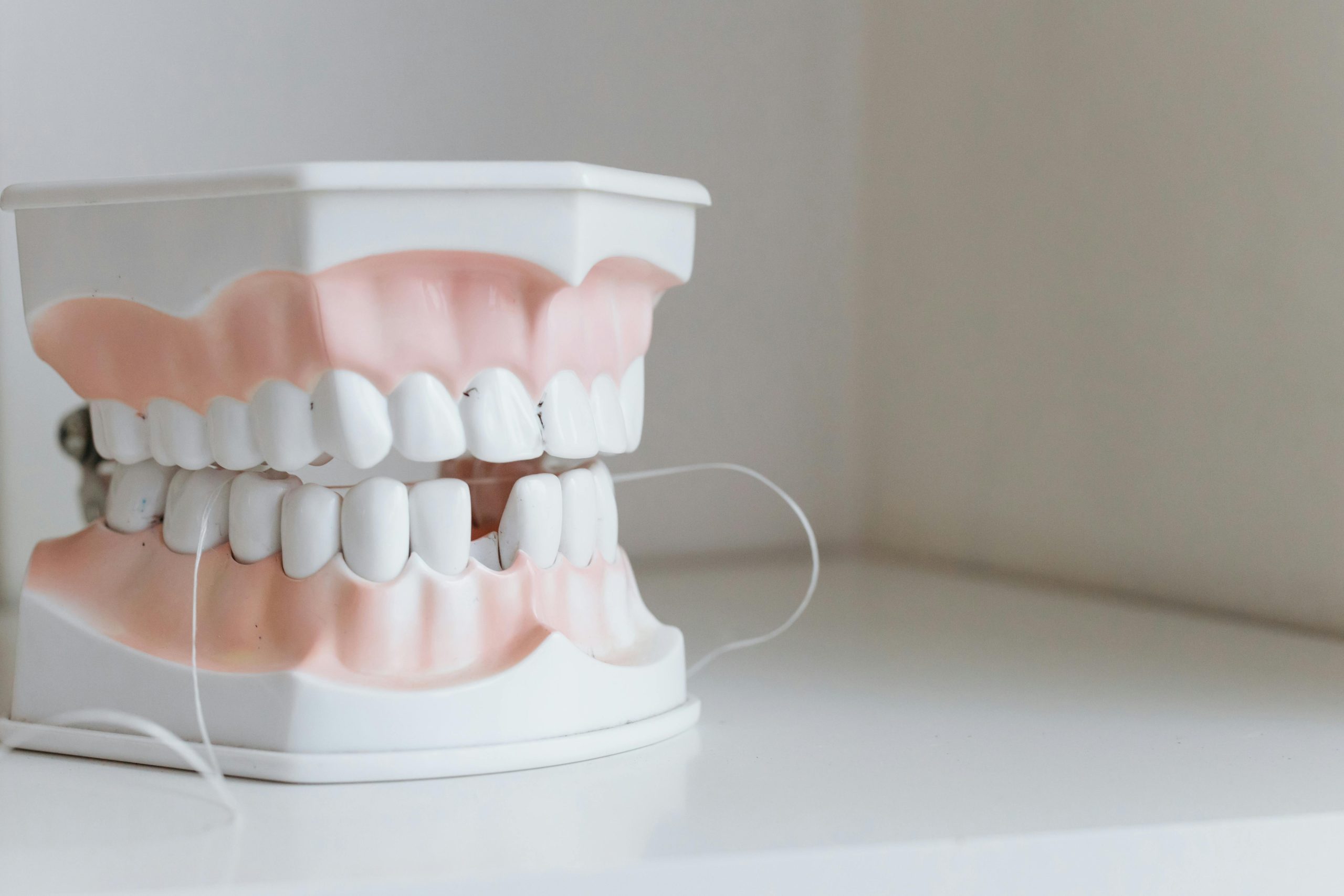 Cum se realizează corect o reconstrucție dentară pe termen lung – Dr. Durbac