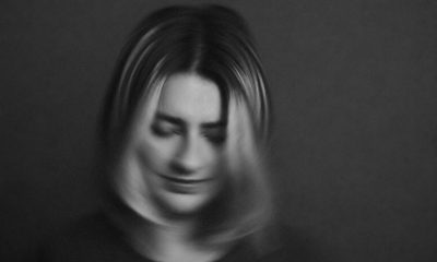 Scena pop-indie autohtonă are un nou nume: Antonia Roman debutează la 19 ani cu albumul „Mechanics of the Heart”