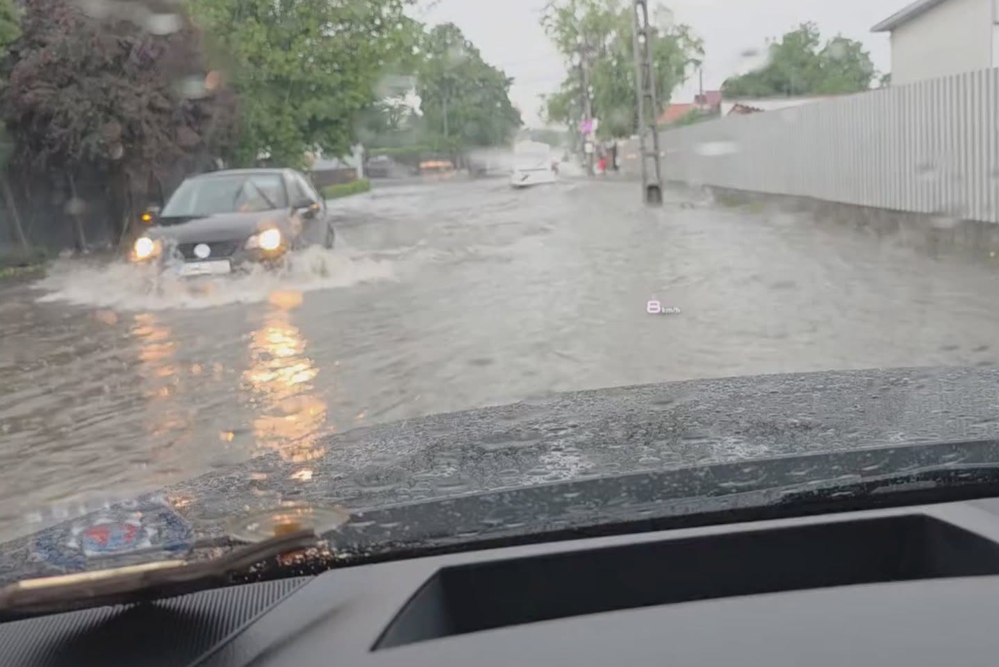 Bilanțul potopului de sâmbătă. Curți și locuințe inundate, drumuri blocate de aluviuni. Prahova, Vrancea, Ilfov, Vaslui și Buzău, cele mai afectate