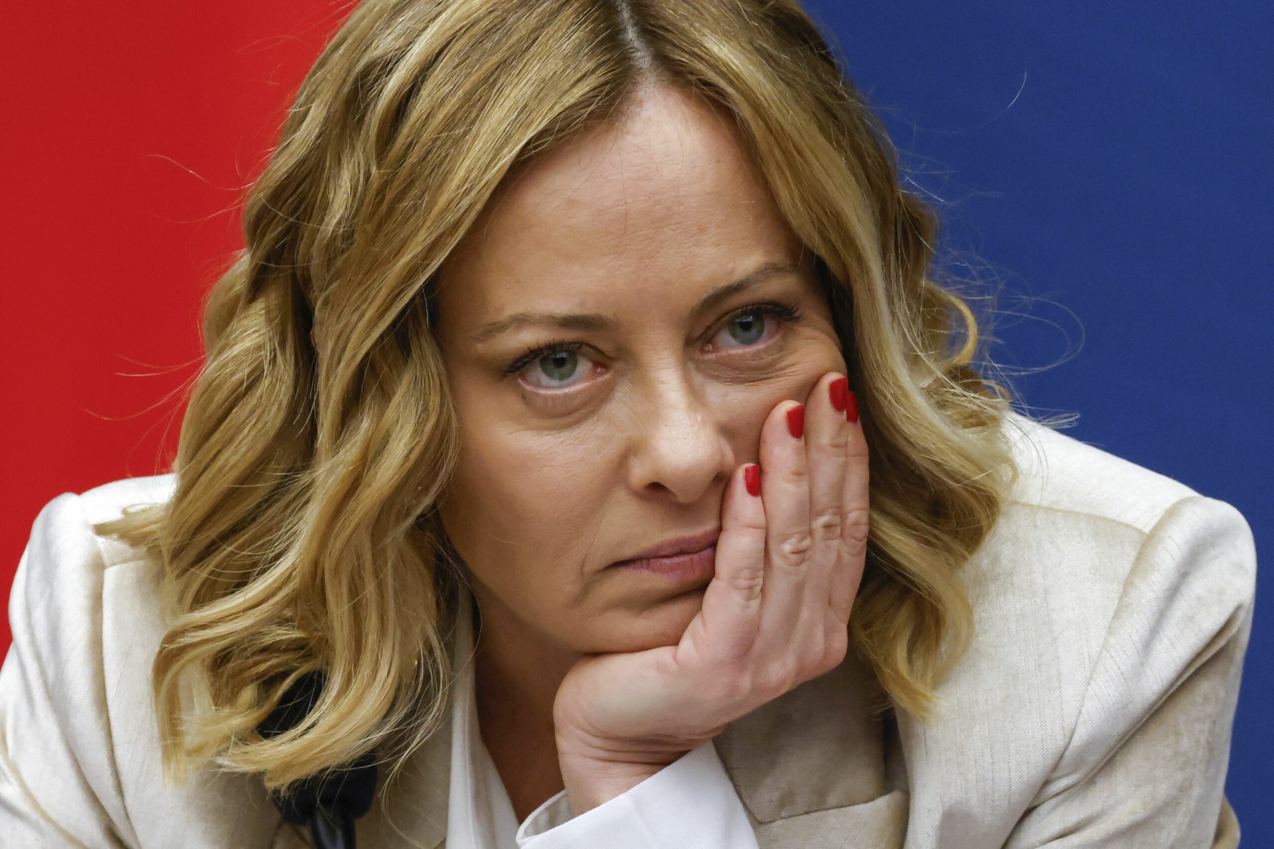 Meloni îndeamnă statele NATO să regândească cheltuielile pentru apărare: “Am văzut tancuri de milioane de euro distruse de drone de 20.000 euro”