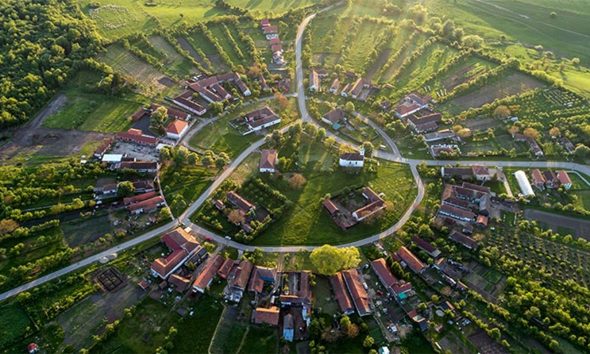 Singura localitate din România construită sub forma unui cerc perfect. Locul misterios unde toate străzile duc în același punct