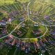 Singura localitate din România construită sub forma unui cerc perfect. Locul misterios unde toate străzile duc în același punct