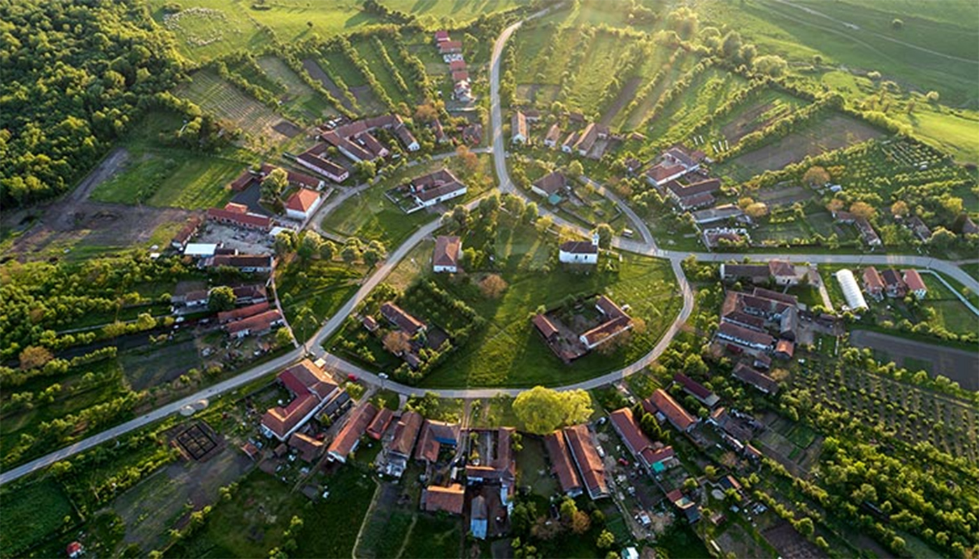 Singura localitate din România construită sub forma unui cerc perfect. Locul misterios unde toate străzile duc în același punct