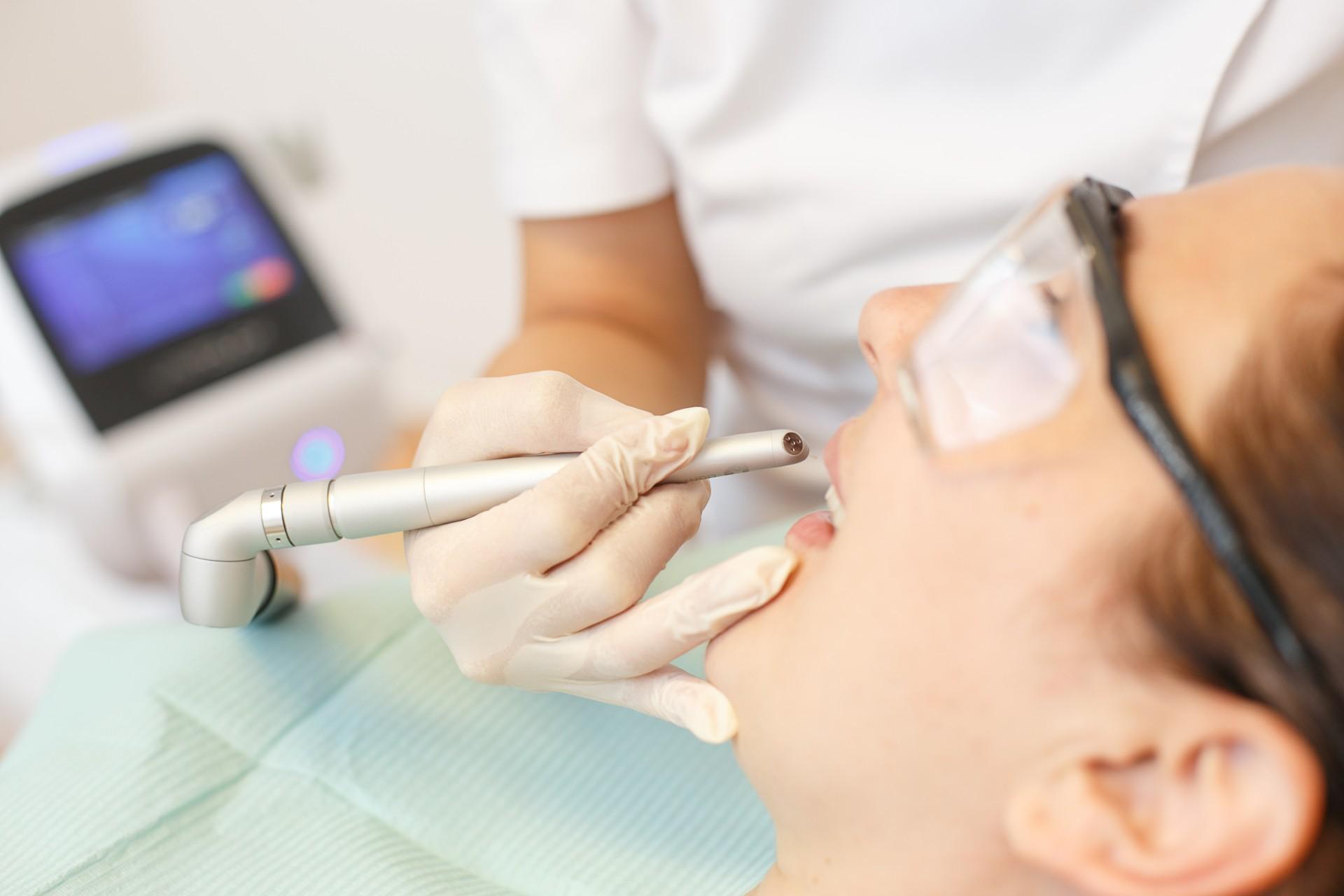 Fațete, bonding și albire într-o singură clinică: cum abordează Atelierul de Zâmbete estetica dentară în Sector 3, București