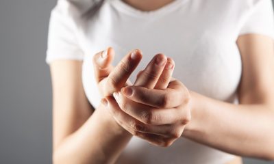 De ce te trezești cu mâinile amorțite și ce poate indica acest simptom