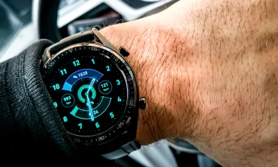 Amendă de 350 de euro și 30 de zile fără permis pentru șoferii care conduc prin Grecia cu smartwatch-ul la mână. Explicația autorităților elene