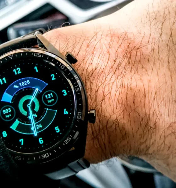 Amendă de 350 de euro și 30 de zile fără permis pentru șoferii care conduc prin Grecia cu smartwatch-ul la mână. Explicația autorităților elene