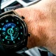 Amendă de 350 de euro și 30 de zile fără permis pentru șoferii care conduc prin Grecia cu smartwatch-ul la mână. Explicația autorităților elene