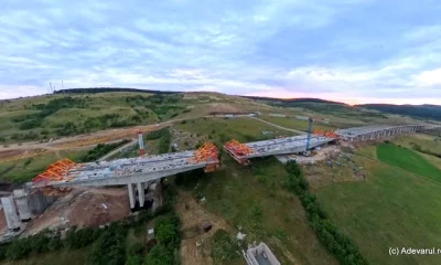 Construcția marilor viaducte de pe Autostrada Transilvania, la final. Aproape 600 de grinzi, montate la Nădășelu și Topa Mică