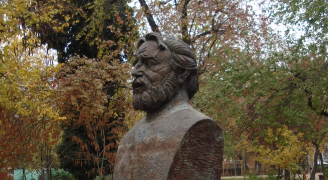 IICCMER cere din nou retragerea monumentului lui Adrian Păunescu din centrul Bucureștiului: A fost promotor al propagandei comuniste
