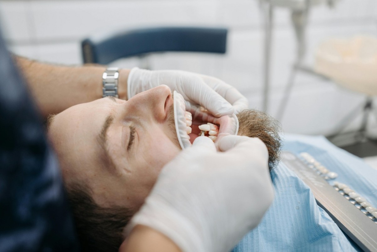 Implant dentar: cum influențează calitatea vieții după pierderea unui dinte
