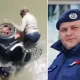 Jandarm-erou, decorat de MAI după ce a salvat de la înec un bătrân de 76 de ani captiv sub un scaun rulant