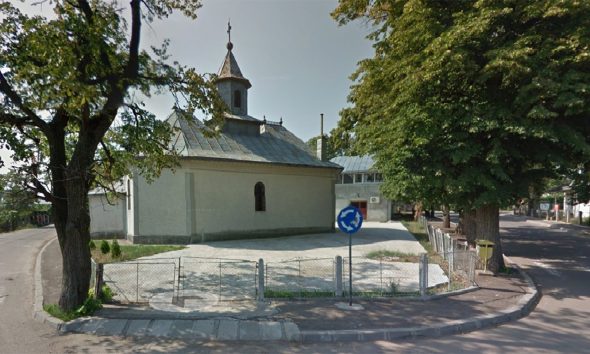 Singurul oraș din România cu o biserică amplasată în mijlocul unui sens giratoriu