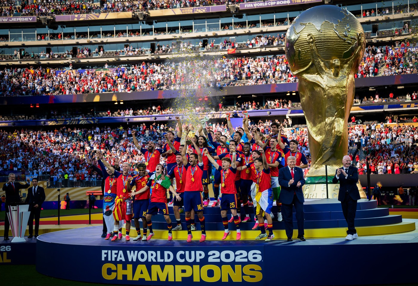 Trump, un nou moment viral la finala Cupei Mondiale 2026. A rămas pe scenă când Spania ridica trofeul suprem, ignorându-l pe șeful FIFA
