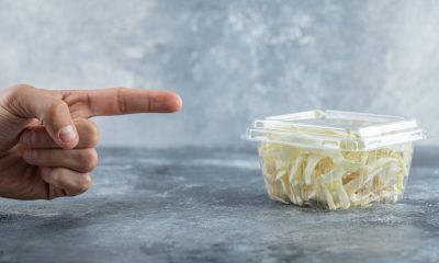 De ce aleg marile supermarketuri caserolele de plastic cu capac pentru zona de mâncare gătită?