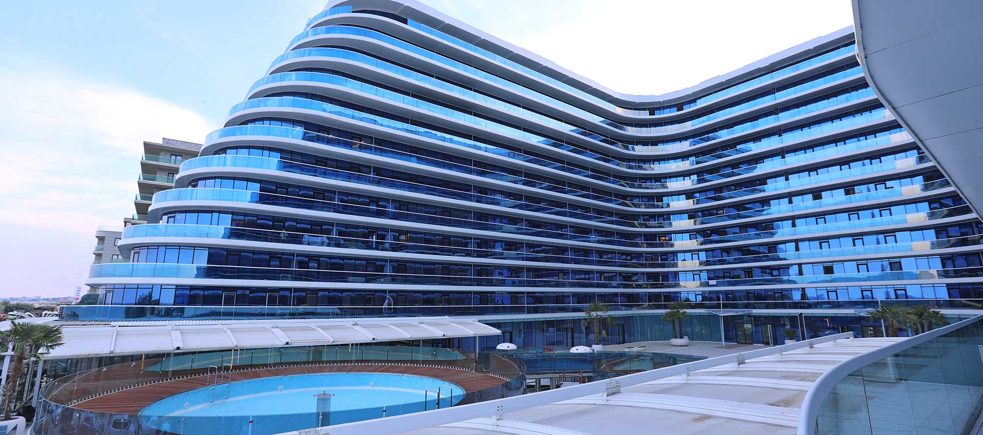 Ce oferă complexul White Titanic celor care caută cazare în Mamaia Nord?