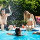 Amenajarea unei terase cu piscină și jacuzzi pentru petrecerile de vară