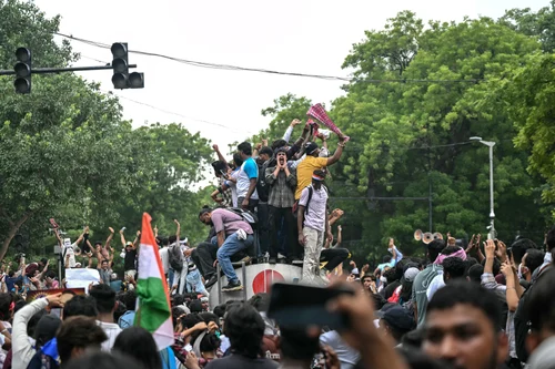 „Gândacii au învins”. Ministrul Educației din India a demisionat după protestele uriașe, iar Guvernul a acceptat principalele revendicări