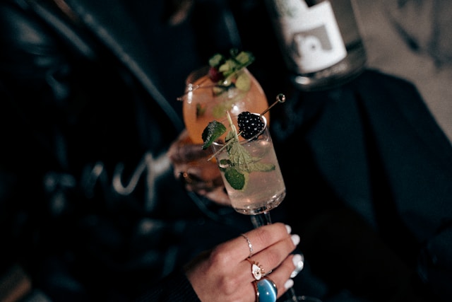 Ce este, de unde provine și cum dictează amăreala unui Gin Tonic premium