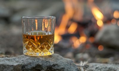 Ce simți la prima înghițitură de scotch față de bourbon: de ce contează mai mult gustul decât originea