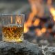 Ce simți la prima înghițitură de scotch față de bourbon: de ce contează mai mult gustul decât originea