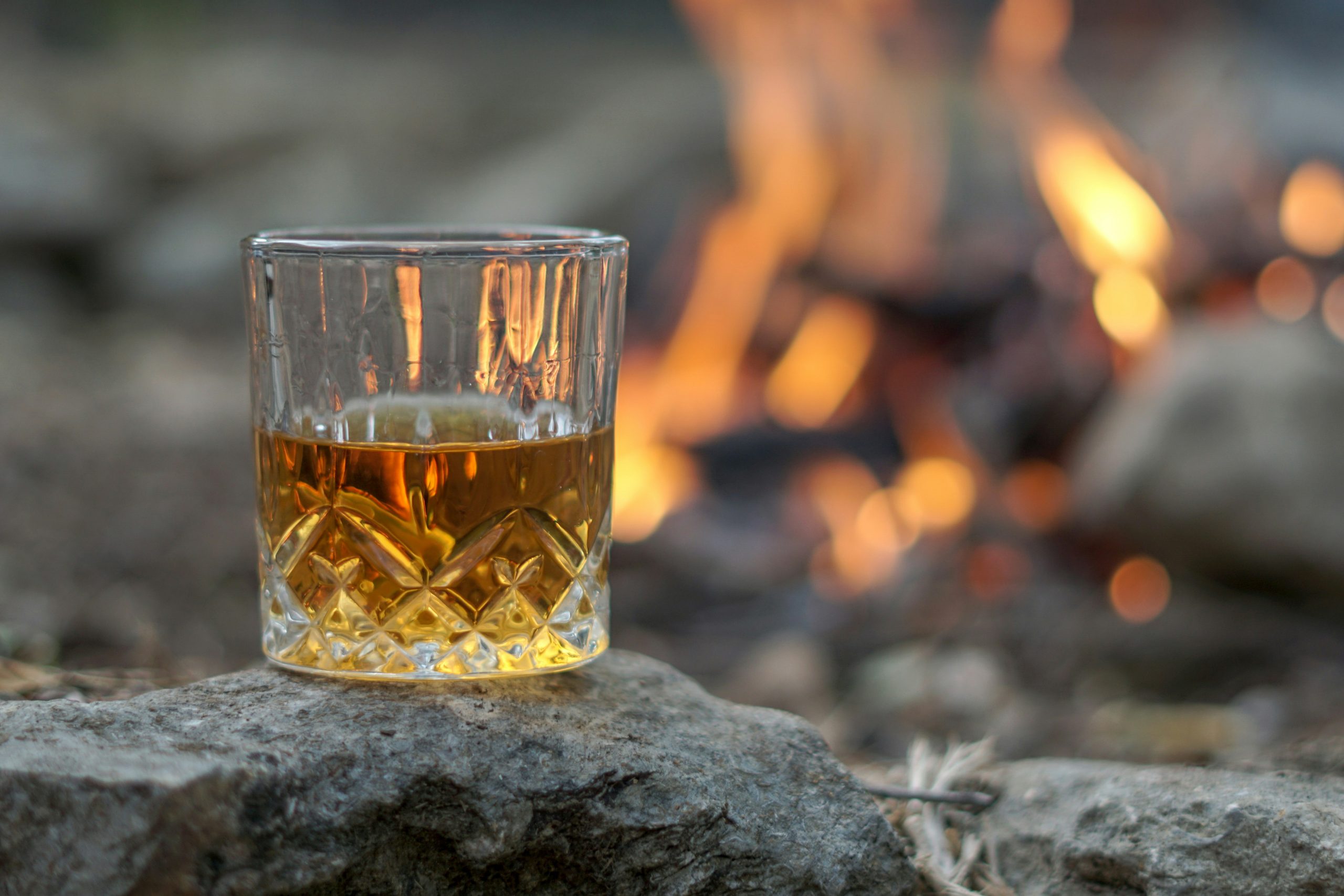 Ce simți la prima înghițitură de scotch față de bourbon: de ce contează mai mult gustul decât originea