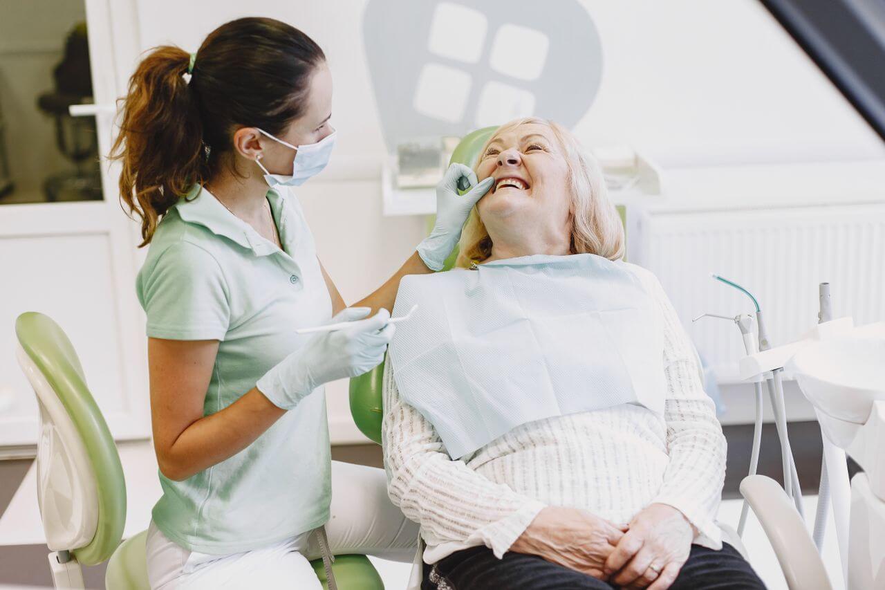 Dinți ficși fără operație – când puntea dentară e alegerea corectă și când nu