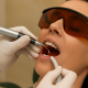 Laserul dentar – tratamente stomatologice in care poate fi utilizat si beneficiile pentru pacienti