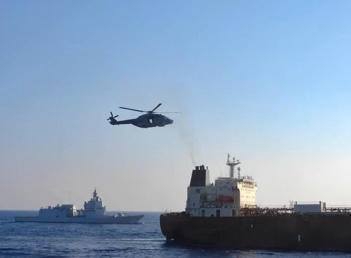 Petrolier din flota fantomă a Rusiei, interceptat de o misiune a UE în Marea Mediterană. Militarii italieni au urcat la bord cu elicopterul