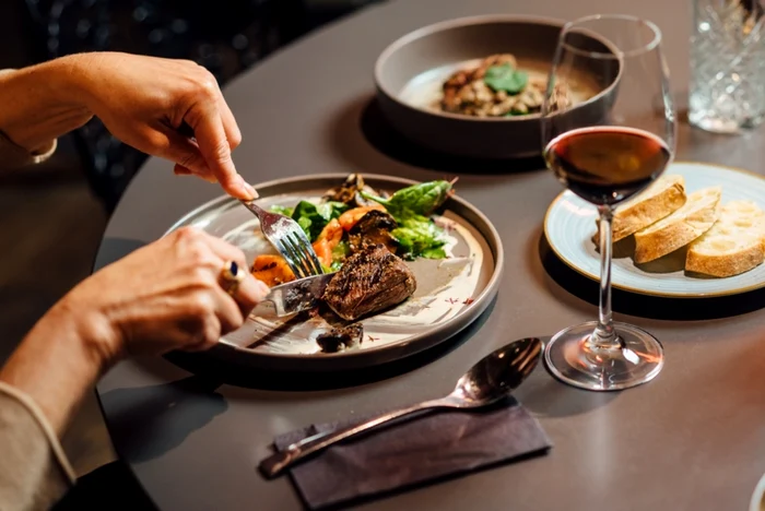 UE impune reducerea risipei alimentare cu 30% până în 2030. Cum poate ajuta inteligența artificială restaurantele și hotelurile