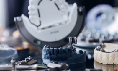 Lucrări protetice fixe și pe implant: din ce materiale se fac lucrările protetice dentare și cum influențează sănătatea orală?