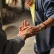 Ghid pentru familie: cum poți sprijini un adult care ia în calcul o recalificare