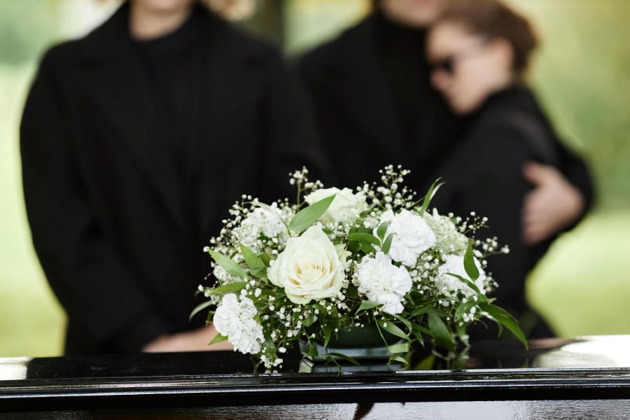 Servicii funerare complete – Cum alegi sprijinul potrivit în cel mai dificil moment prin care poți trece de-a lungul vieții