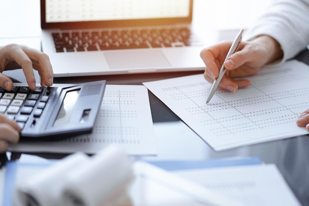 Vânzare pe marketplace sau pe site propriu: comisioane, control și costuri