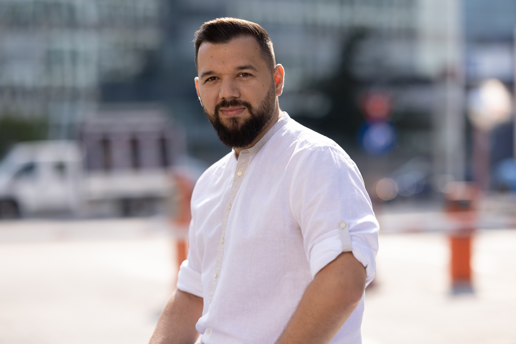 Date Compari.ro: cumpărăturile pentru întoarcerea la școală accelerează în august, interesul pentru caiete crește cu 372%, iar pentru creioane cu 309%