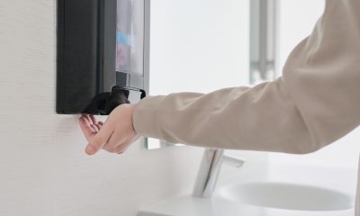 Cât săpun lichid este folosit în medie într-o baie cu trafic intens?