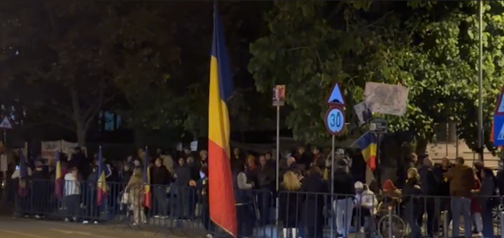 A 25-a noapte de proteste la Arestul Centrul unde este închis Călin Georgescu