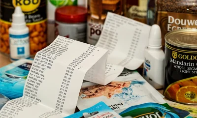 Casele de marcat automate, mai costisitoare decât se așteptau supermarketurile. De ce revin unii comercianți la casieri