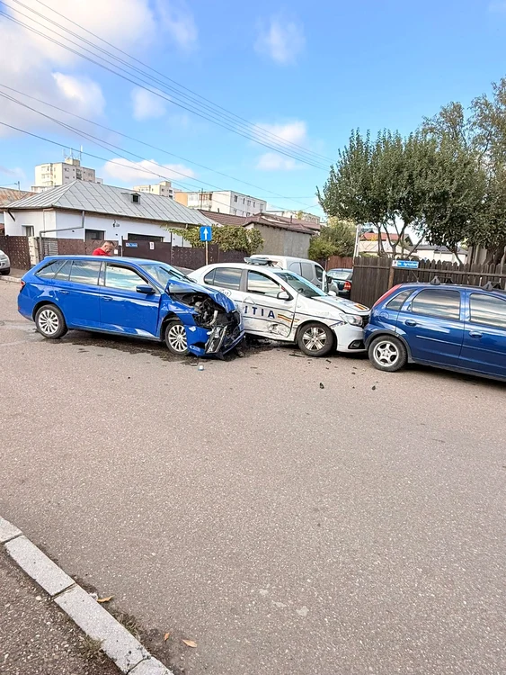 Doi polițiști din Buzău au ajuns la UPU după ce autospeciala în care se aflau a fost izbită de o mașină