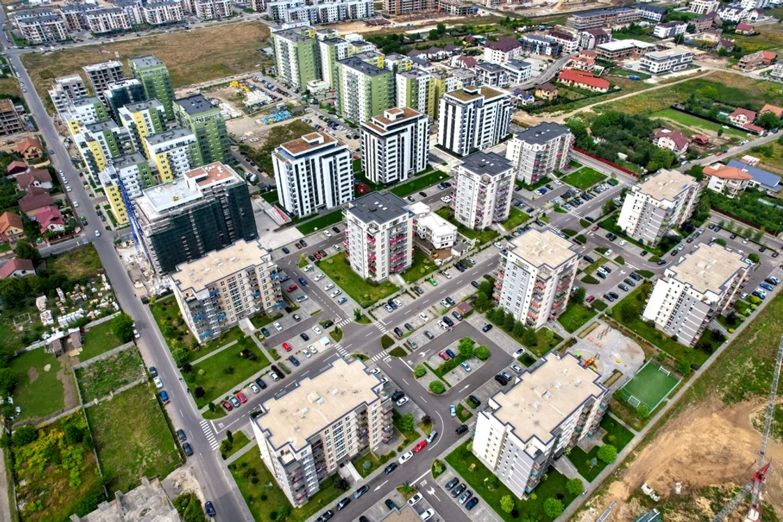 Impozitarea caselor și terenurilor după valoarea de piață, amânată. De ce nu va fi aplicat noul sistem de la 1 ianuarie 2027