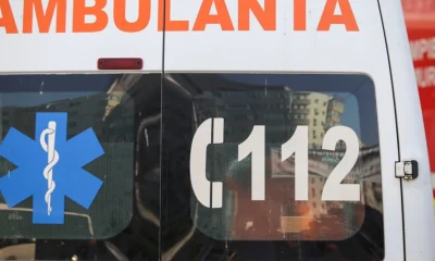 Motociclist proiectat în două mașini, pe Mihai Bravu. Bucăți din motocicletă au lovit un tramvai. Traficul e blocat