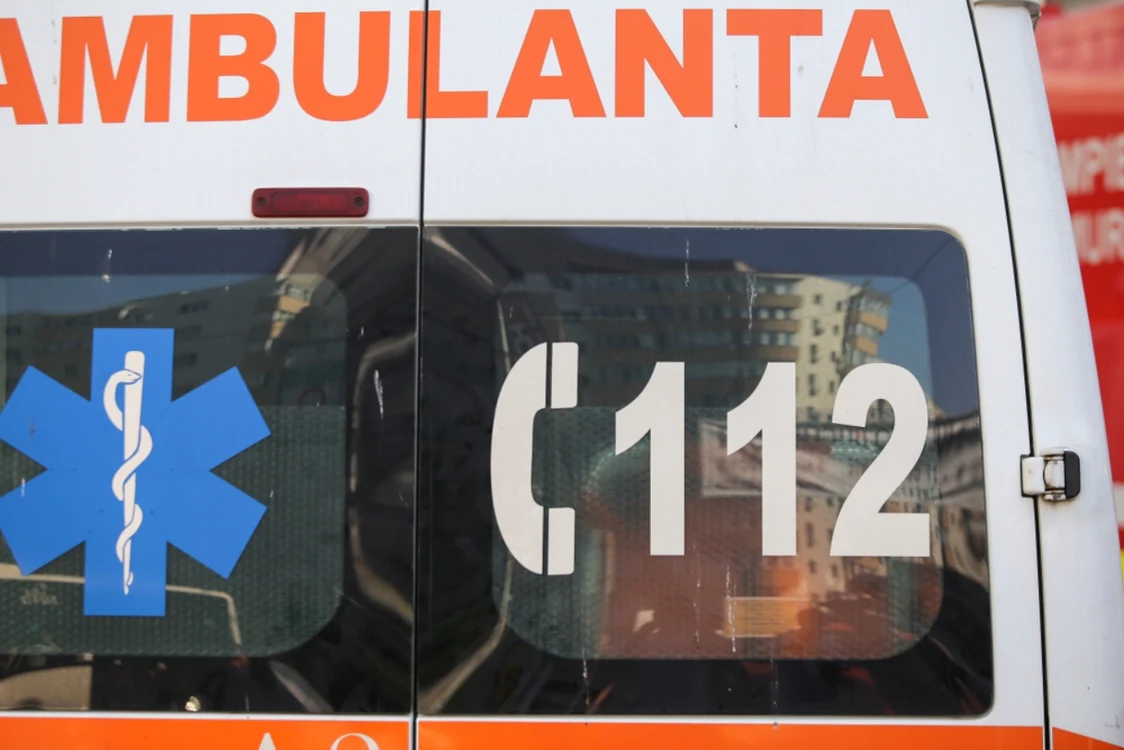 Motociclist proiectat în două mașini, pe Mihai Bravu. Bucăți din motocicletă au lovit un tramvai. Traficul e blocat