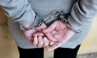 Pensionară de 78 de ani, încătușată după ce a blocat un robot de livrare. „Știu că le iau locul oamenilor”