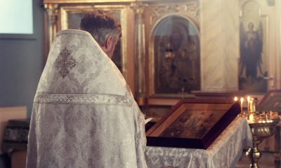 Preotul supranumit „îngerul copiilor sărmani”, acuzat că a abuzat sexual două fete de 13 și 15 ani. A fost arestat preventiv